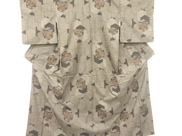 亀甲に椿模様織出し本場泥大島紬着物（5マルキ）